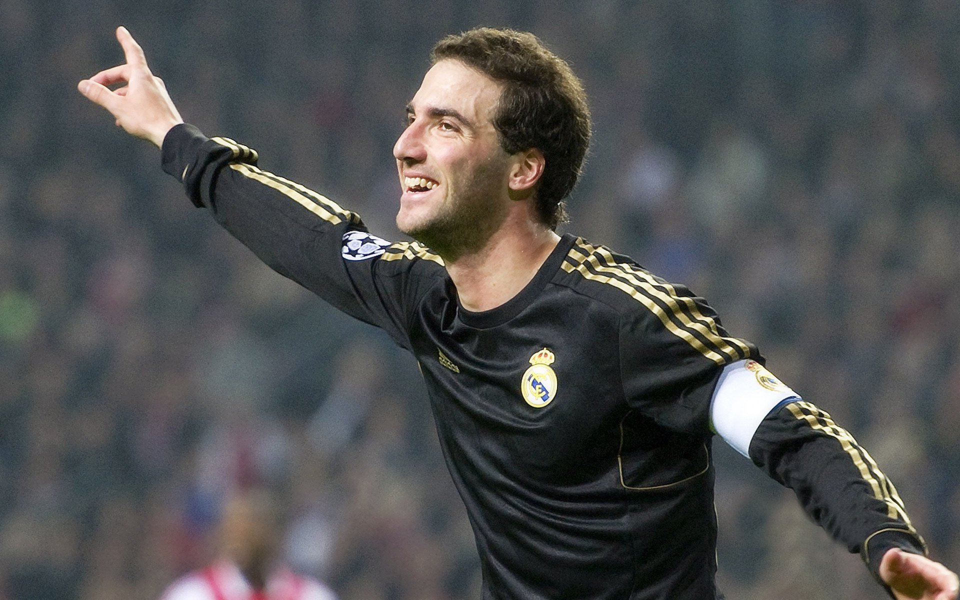 国米欧冠4连胜狂揽840万奖金!赢球却藏2大难题,齐沃遭质疑,3500万中场恐离队